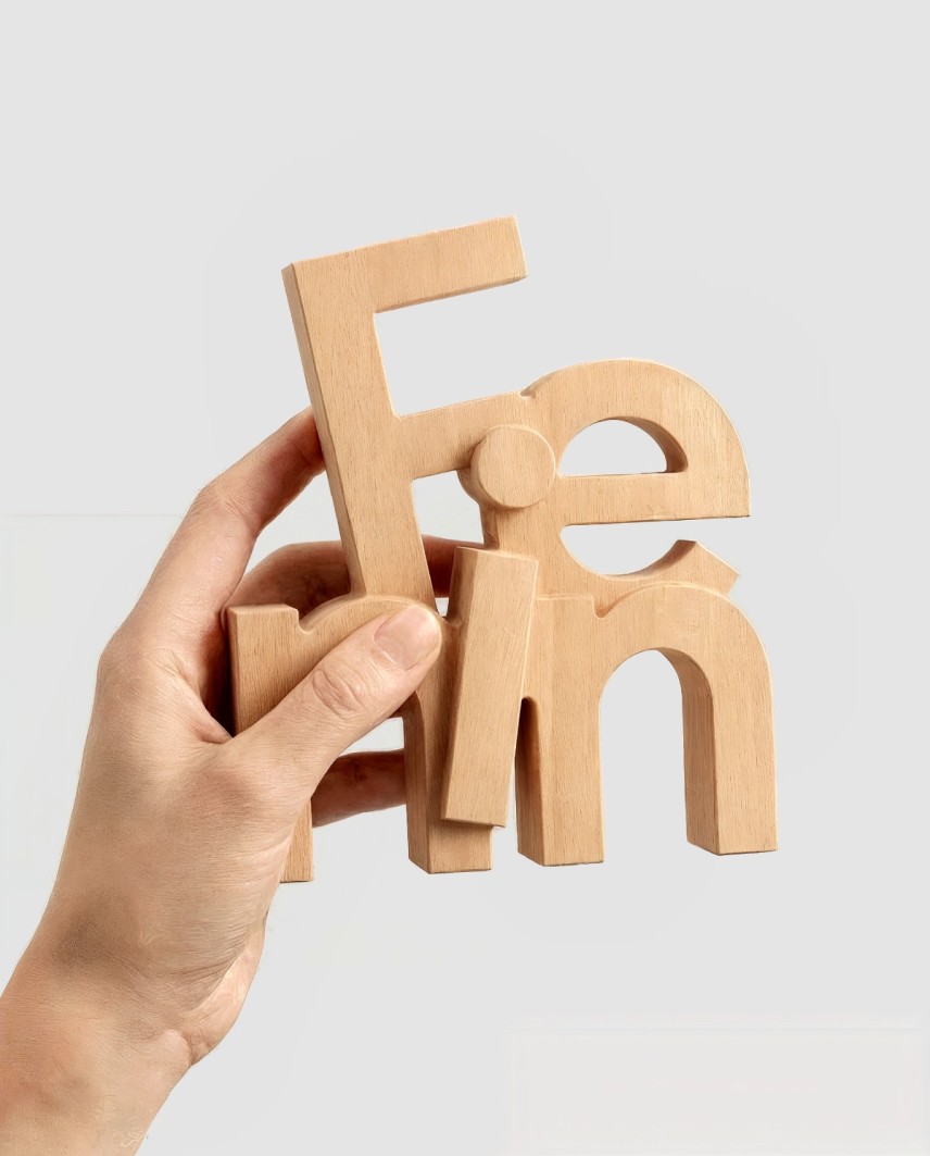 Trofeo Fenin 2026 en madera de haya FSC con tipografía tridimensional, diseñado y fabricado mediante fresado CNC