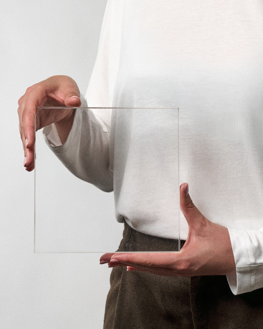 Acrylic award VITRA MAXI Plaque format to personalize held by a model Sustain Awards