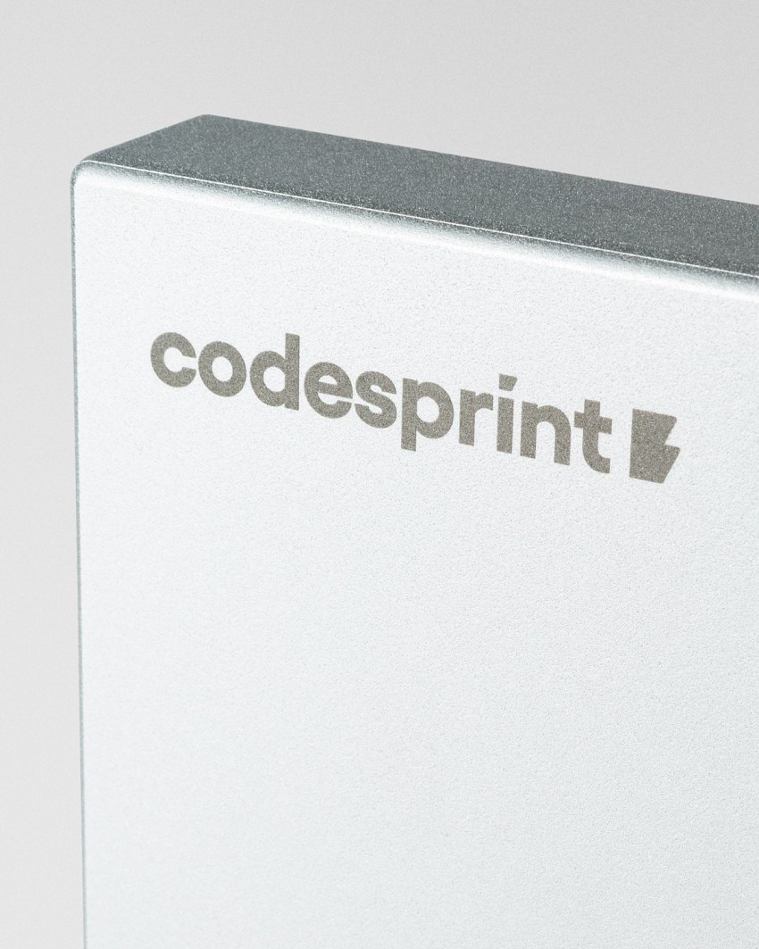 Detalle del grabado láser del Trofeo Codesprint Hackathon 2026 Sustain Awards