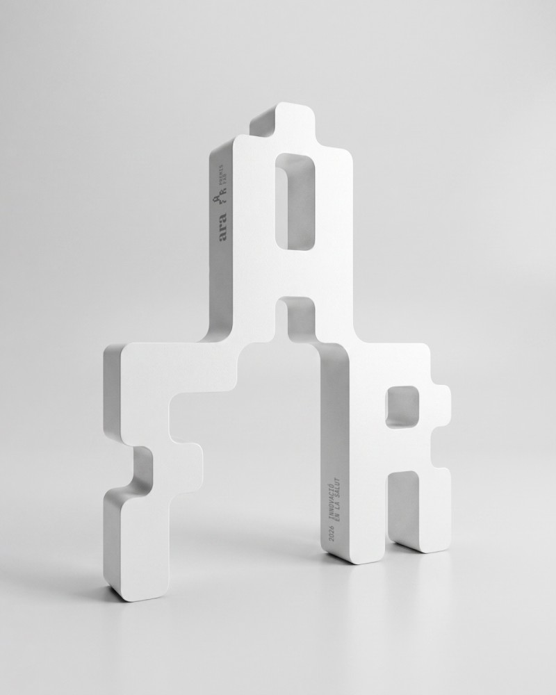 Custom trophy for Diari ARA – Premis FAR, 2026, made by Sustain Awards, side view
